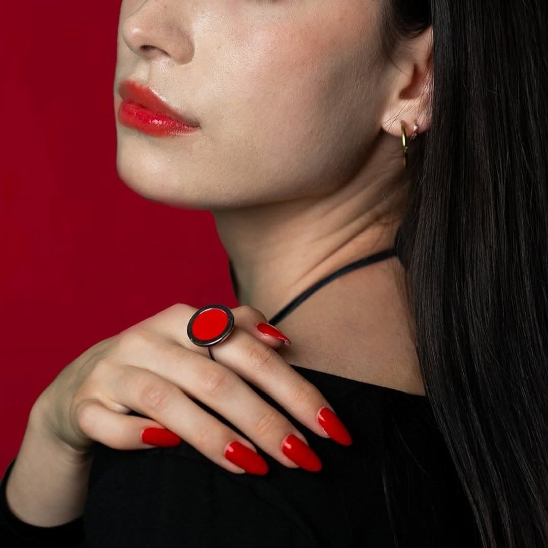 Bague Fadoline à pastille rouge, assortie au vernis et au rouge à lèvres