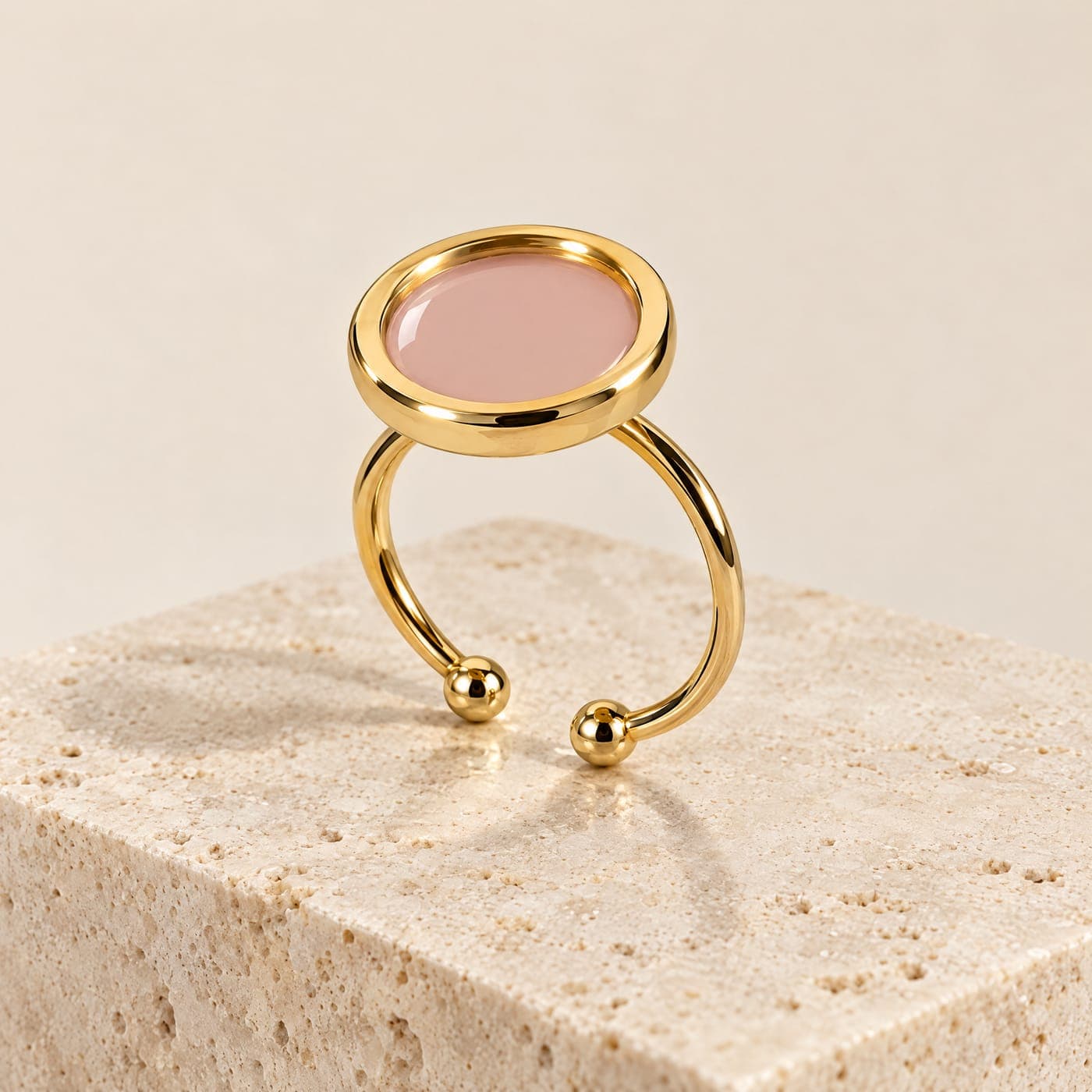 Bague Fadoline dorée à pastille rose nude, anneau ouvert à deux boules