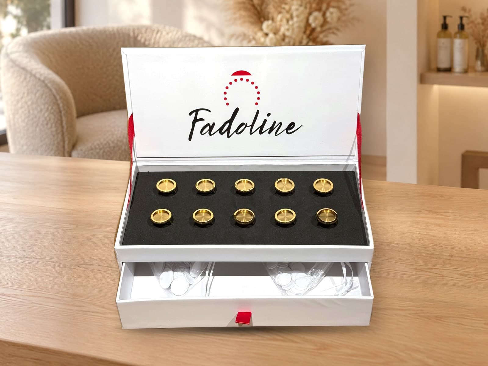 Coffret Fadoline or ouvert sur le comptoir d'un institut, tiroir à accessoires tiré