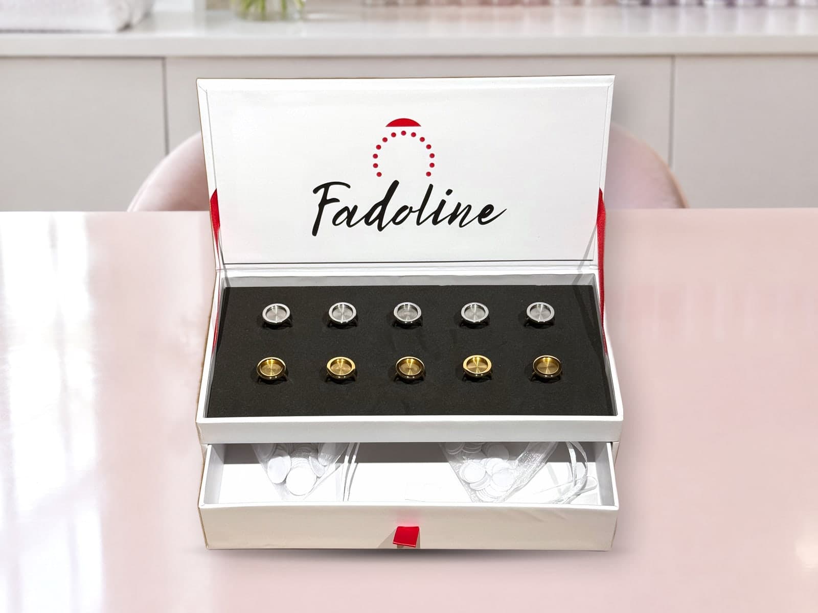 Coffret Fadoline MIX 16 mm ouvert sur un poste de manucure