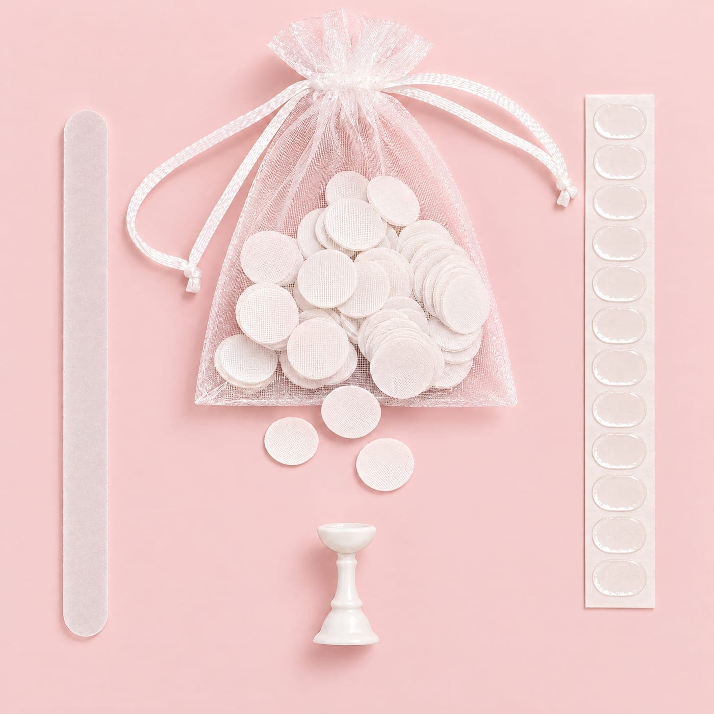 Lot d'accessoires : sachet de pastilles, bande d'adhésifs, bâtonnet et support
